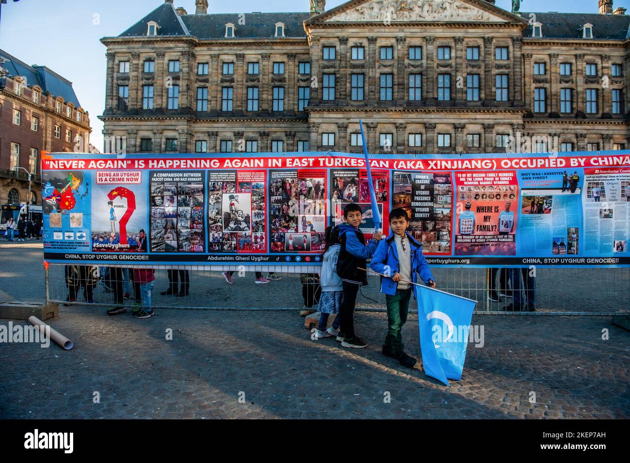 Plusieurs bannières vues au milieu de la place avec des informations montrant la répression de la Chine sur le peuple ouïghour lors d'un événement commémorant la « Journée nationale du Turkestan oriental ». Le 12 novembre marque le jour de la République du Turkestan oriental, également connu sous le nom de la région autonome du Xinjiang Ouyghur en Chine, la communauté uyghur vivant aux pays-Bas, Organisé un événement pour commémorer la « Journée nationale du Turkestan oriental » et pour continuer à lutter contre le gouvernement chinois afin de reprendre leur indépendance. Le gouvernement chinois aurait détenu plus d'un million de musulmans Banque D'Images