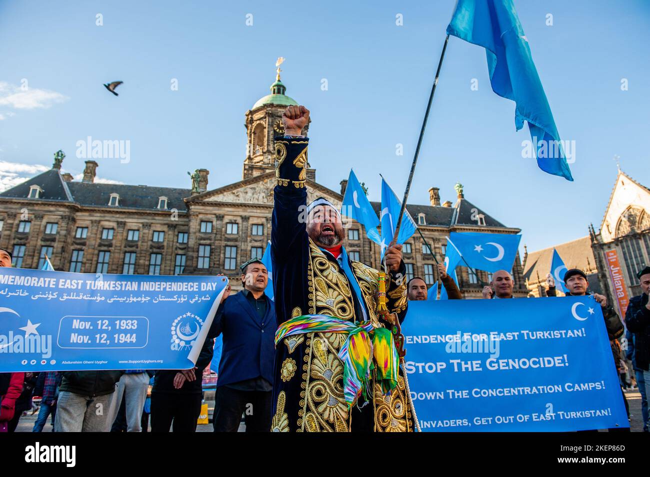 Un homme portant des vêtements traditionnels d'Uyghur est vu élever son poing dans les airs et tenir le drapeau d'Uyghur lors d'un événement commémorant la « Journée nationale du Turkestan oriental ». 12 novembre fête la République du Turkestan oriental, Qui est également connu sous le nom de la région autonome d'Uyghur du Xinjiang en Chine, la communauté d'Uyghur vivant aux pays-Bas, a organisé un événement pour commémorer la « Journée nationale du Turkestan oriental » et pour continuer à lutter contre le gouvernement chinois afin de reprendre leur indépendance. Le gouvernement chinois aurait détenu plus d'un million de musulmans dans le cadre d'une rééducation Banque D'Images