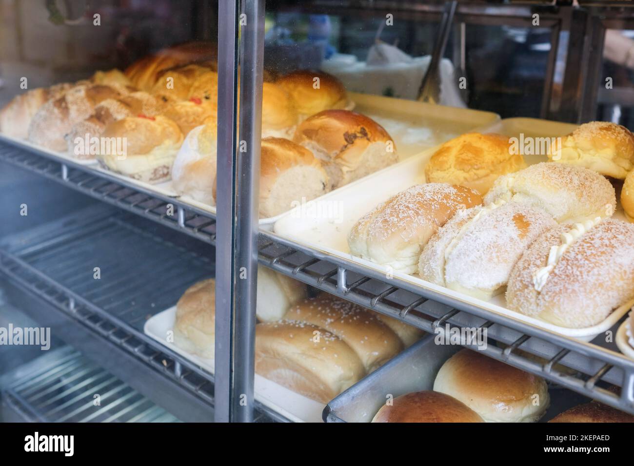 Pains à la crème et autres pâtisseries de style Hong Kong en vente dans une boulangerie de l'île Cheung Chau, Hong Kong Banque D'Images