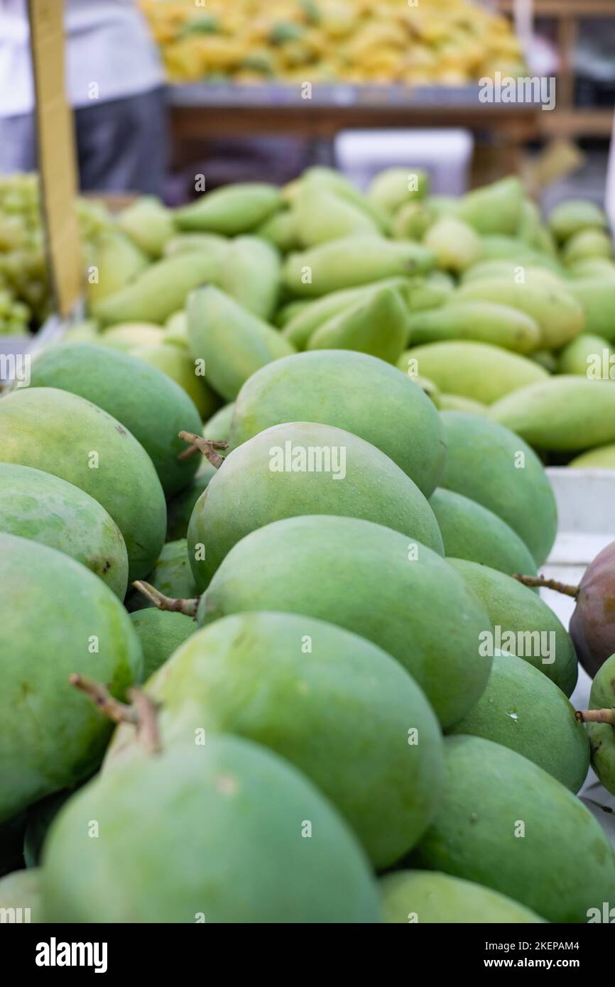 Mangues de vert acide à vendre dans un épicier asiatique de Cabramatta, un quartier multiculturel du sud-ouest de Sydney — Nouvelle-Galles du Sud, Australie Banque D'Images