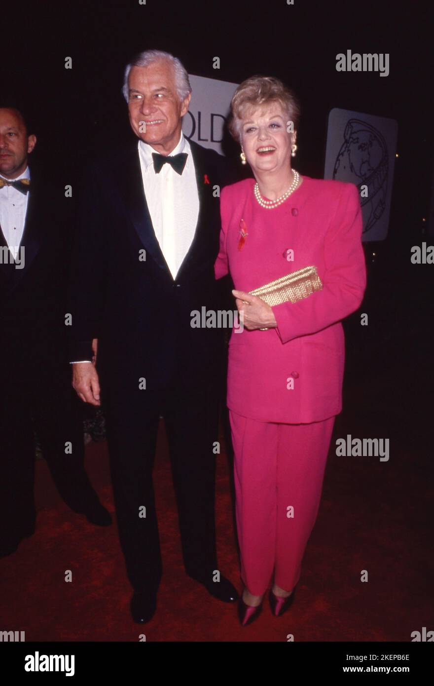 Angela Lansbury et Peter Shaw à l'occasion des Golden Globe Awards 51st à l'hôtel Beverly Hilton de Beverly Hills, Californie, on 11 janvier 1994 Credit: Ralph Dominguez/MediaPunch Banque D'Images