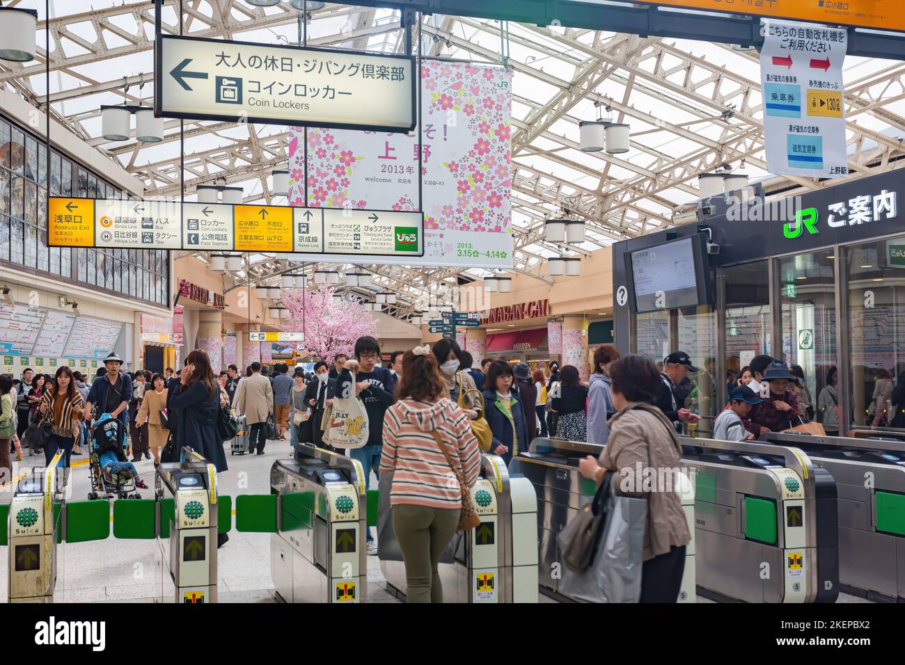 Tokyo, APR 5 2013 - beaucoup de gens viennent dans et hors de la gare d'Ueno Banque D'Images