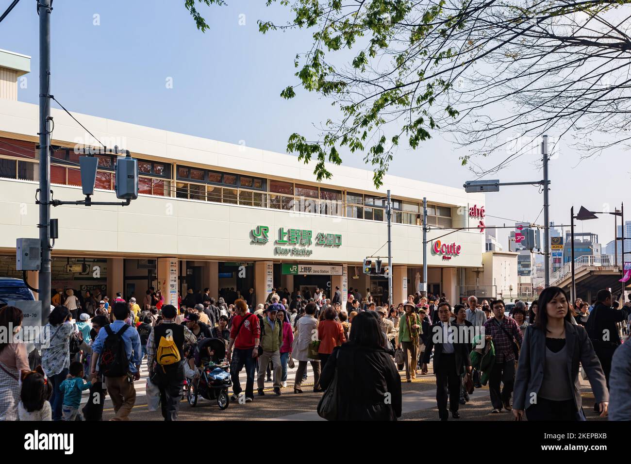 Tokyo, APR 5 2013 - beaucoup de gens viennent dans et hors de la gare d'Ueno Banque D'Images