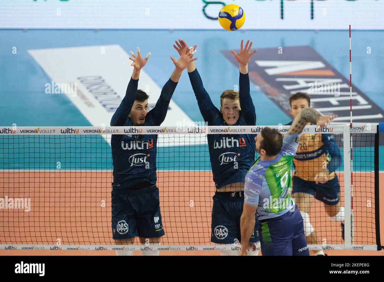 Pala AGSM-AIM, Vérone, Italie, 13 novembre 2022, Block by Rok Mozic - WithU Verona pendant WithU Verona vs Vero Volley Monza - Volleyball Italien Serie A Men SuperLeague Championship Championship Banque D'Images