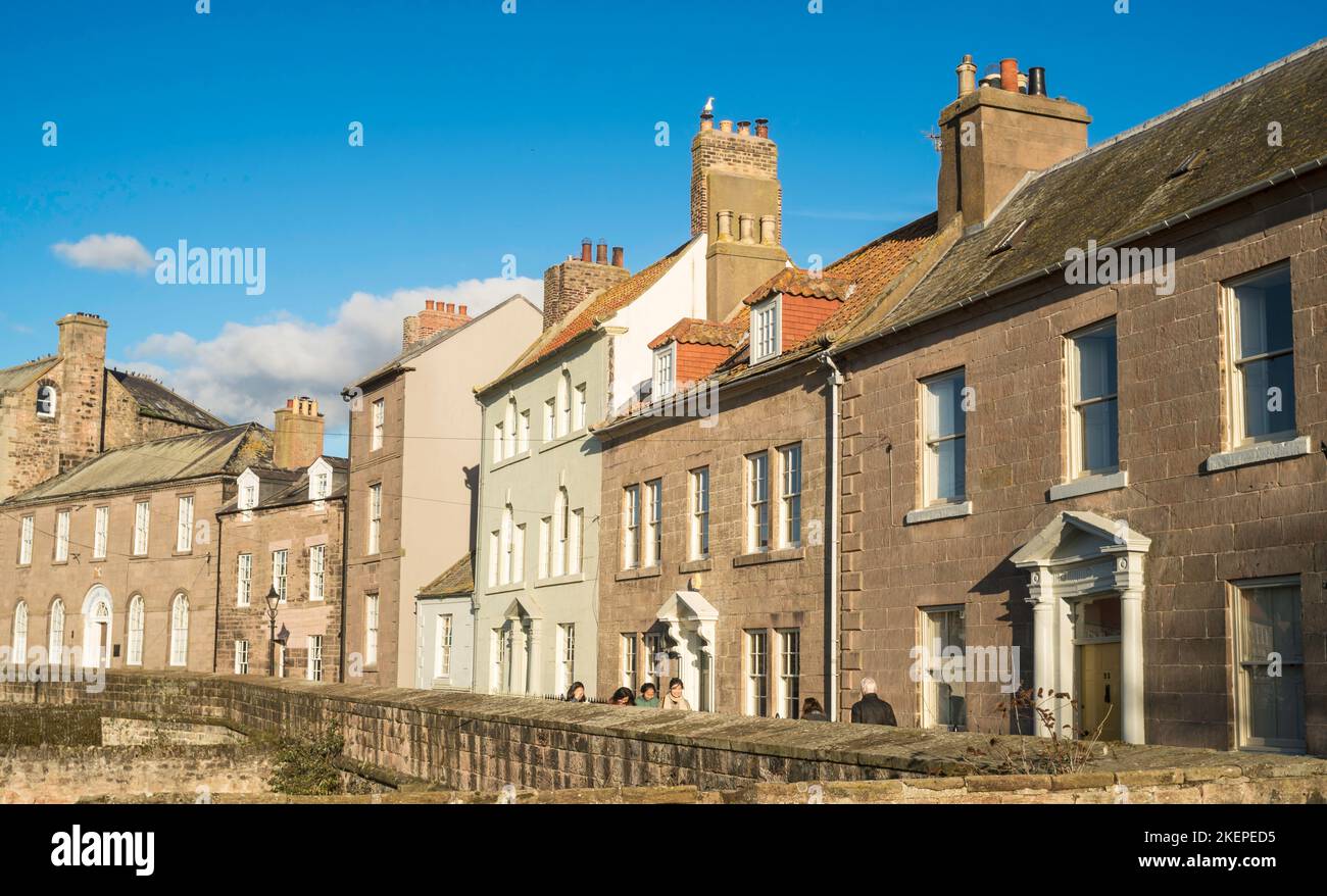 Une rangée de bâtiments d'époque dans Quay Walls, Berwick upon Tweed, Northumberland, Angleterre, Royaume-Uni Banque D'Images