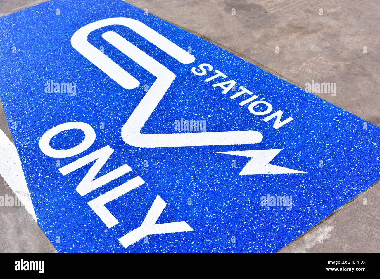 Symboles de stationnement pour les voitures électriques chargées Banque D'Images