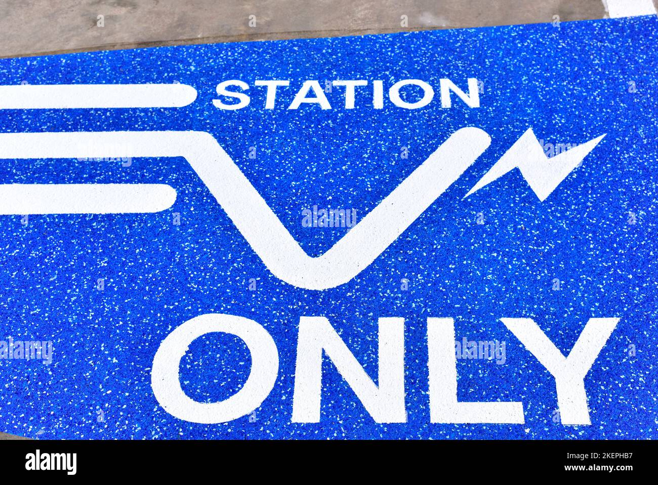 Symboles de stationnement pour les voitures électriques chargées Banque D'Images