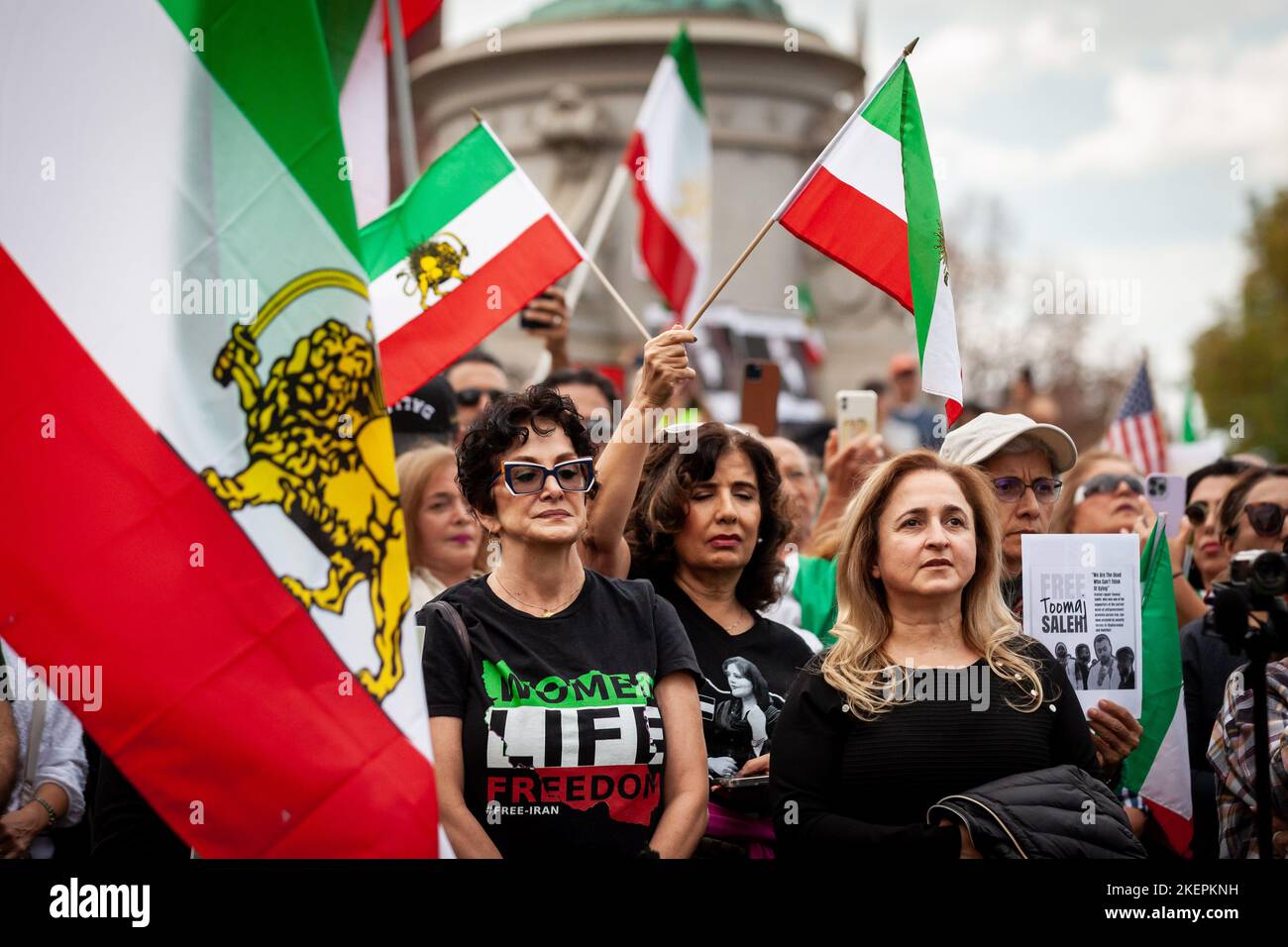 Washington, États-Unis. 12th novembre 2022. Des gens assistent à un rassemblement et à une marche pour Mahsa (Zhina) Amini et des personnes protestant contre sa mort en Iran. Après la réalité, les gens ont défilé devant certaines ambassades et ont affiché de grands panneaux appelant à leur solidarité et à leur aide. Amini est décédée 16 septembre 2022, sous la garde de la police morale iranienne après qu'elle ait été arrêtée pour avoir « mal » porté un hijab, ce qui a provoqué des protestations en Iran et dans le monde entier. Crédit : SOPA Images Limited/Alamy Live News Banque D'Images