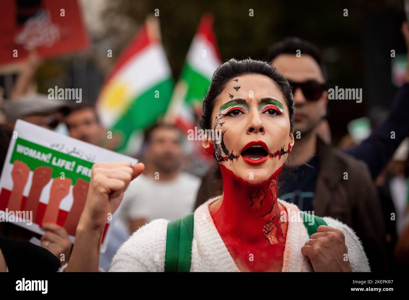 Washington, États-Unis. 12th novembre 2022. Un démonstrateur porte une peinture pour le visage élaborée lors d'une marche pour Mahsa (Zhina) Amini et ceux qui protestent contre sa mort en Iran. Après la réalité, les gens ont défilé devant certaines ambassades et ont affiché de grands panneaux appelant à leur solidarité et à leur aide. Amini est décédée 16 septembre 2022, sous la garde de la police morale iranienne après qu'elle ait été arrêtée pour avoir « mal » porté un hijab, ce qui a provoqué des protestations en Iran et dans le monde entier. Crédit : SOPA Images Limited/Alamy Live News Banque D'Images