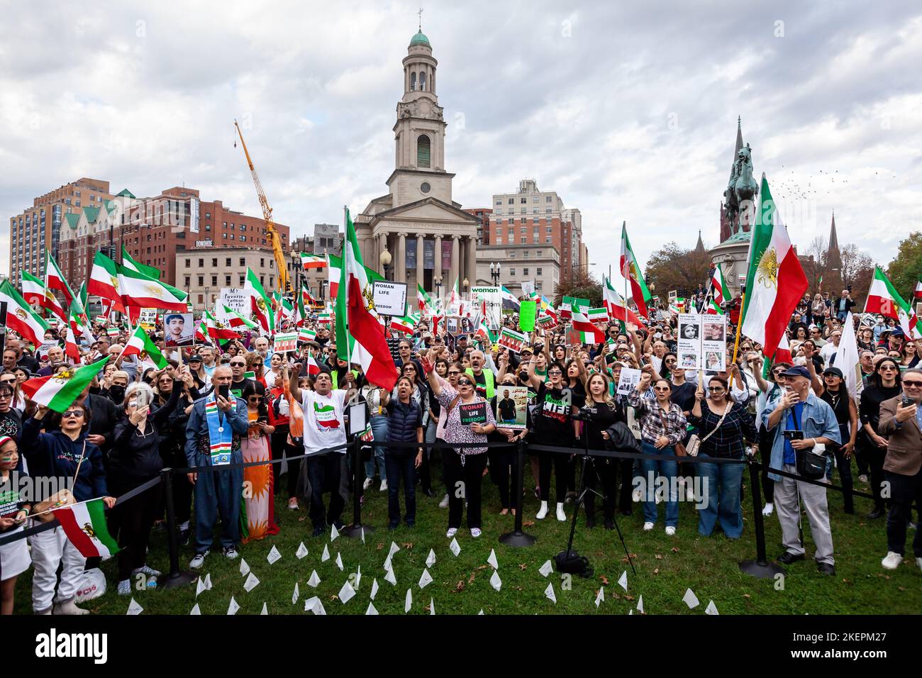 Washington, États-Unis. 12th novembre 2022. Des gens assistent à un rassemblement et à une marche pour Mahsa (Zhina) Amini et des personnes protestant contre sa mort en Iran. Après la réalité, les gens ont défilé devant certaines ambassades et ont affiché de grands panneaux appelant à leur solidarité et à leur aide. Amini est décédée 16 septembre 2022, sous la garde de la police morale iranienne après qu'elle ait été arrêtée pour avoir « mal » porté un hijab, ce qui a provoqué des protestations en Iran et dans le monde entier. (Photo par Allison Bailey/SOPA Images/Sipa USA) crédit: SIPA USA/Alay Live News Banque D'Images