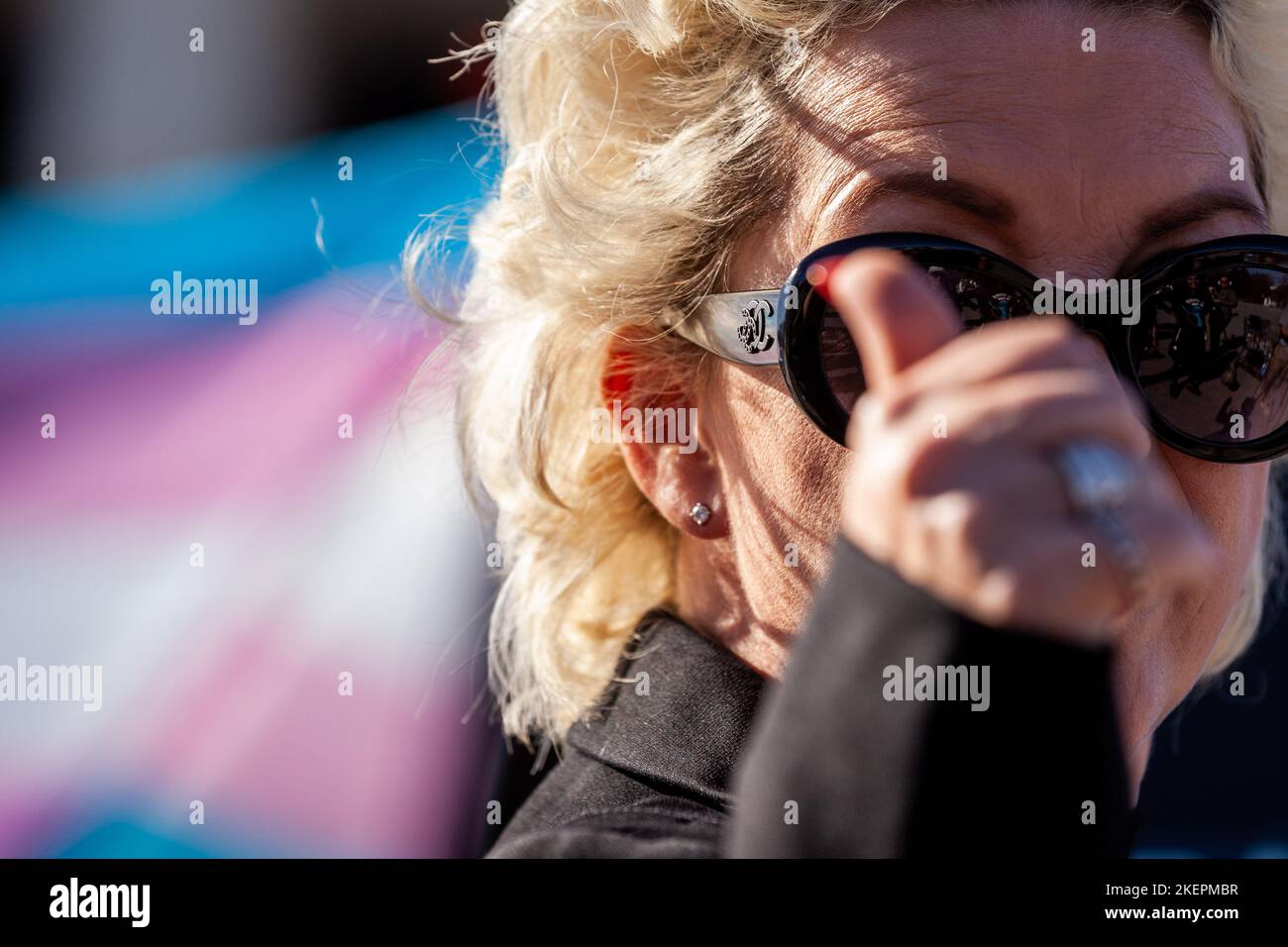 Washington, États-Unis. 7th novembre 2022. Le drapeau de la fierté trans d'un contre-manifestant vole derrière la militante britannique Kellie-Jay Keen face de son événement anti-trans ''Free Speech for Women'' au Lincoln Memorial. Keen et son groupe, Standing for Women, s'opposent aux politiques, à la langue et aux sports qui tiennent compte du genre et qui affirment ce genre. Washington, DC, était le 9th des 11 villes sur la tournée de l'événement, et l'événement a attiré environ 20 personnes, et un nombre similaire de contre-manifestants. (Image de crédit : © Allison Bailey/SOPA Images via ZUMA Press Wire) Banque D'Images