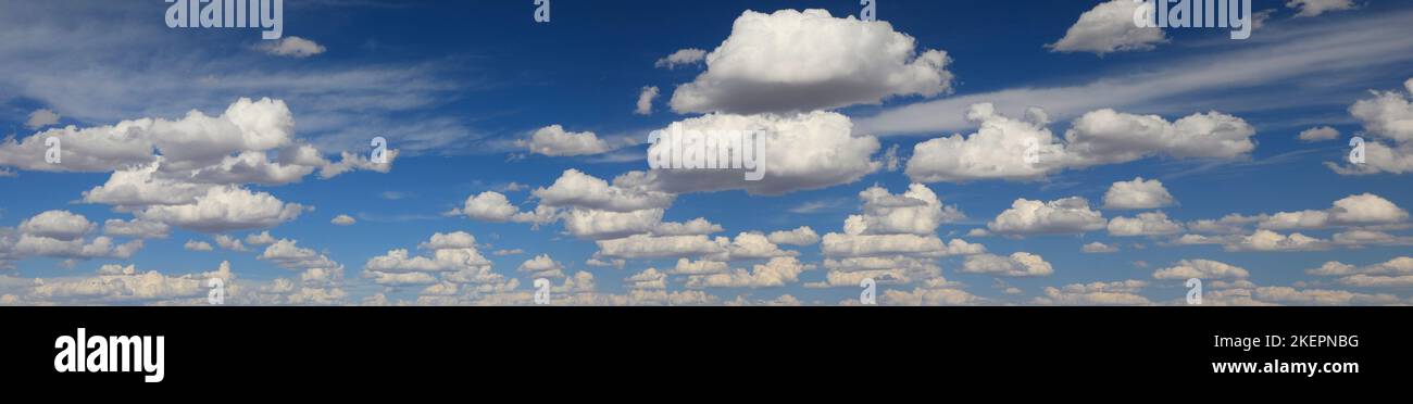 Ciel bleu avec fond panoramique nuages blancs Banque D'Images