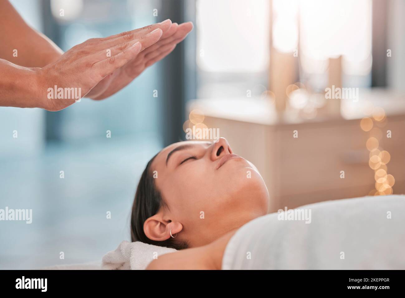 Mains, détendez la femme ou le spa reiki pour le soulagement de la douleur de mal de tête, la guérison de la dépression ou la gestion du stress dans la santé bien-être ou clinique holistique. Homme Banque D'Images