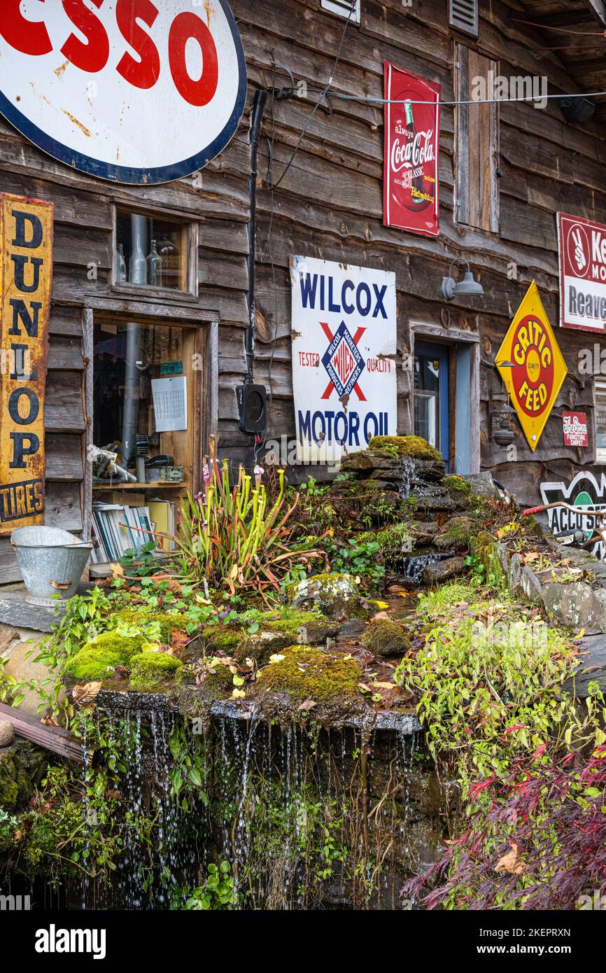 Panneaux publicitaires en étain d'époque et cascade plantscape à Black Bear Creek antiques près du lac Burton dans les montagnes de Géorgie du Nord-est près de Clayton. Banque D'Images