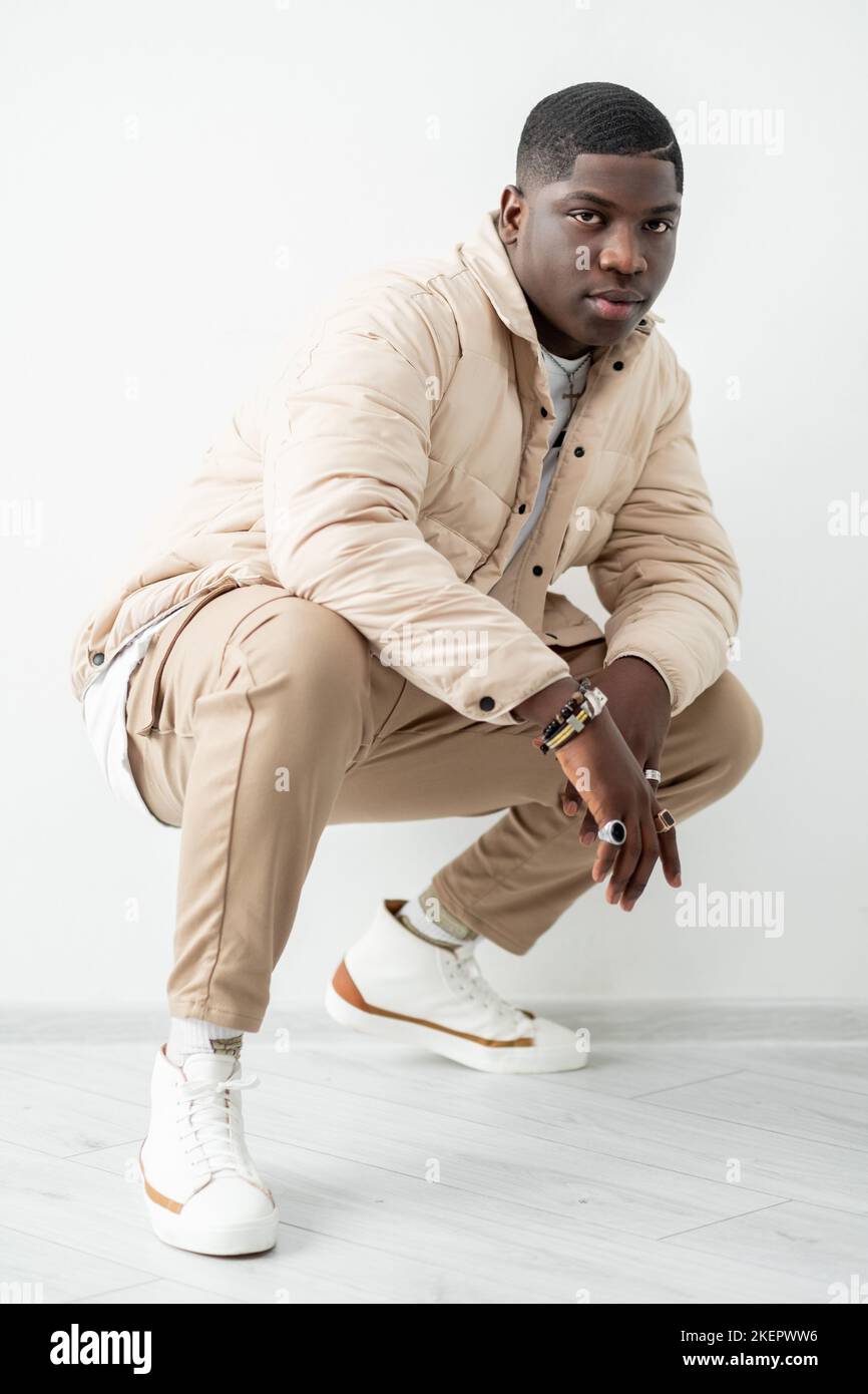 Grand beau portrait d'homme tendance avec une tenue beige Banque D'Images Grand beau portrait d'homme tendance avec une tenue beige Banque D'Images