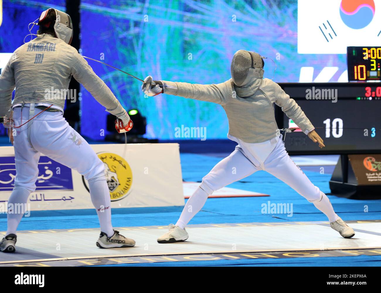 Alger. 14th novembre 2022. Gu Bongil (R) de Corée du Sud concurrence contre Mohammad Rahbari d'Iran lors de la finale de l'équipe masculine de sabre à la coupe du monde d'Escrime 2022 à Alger, Algérie, 13 novembre 2022. Credit: Xinhua/Alay Live News Banque D'Images