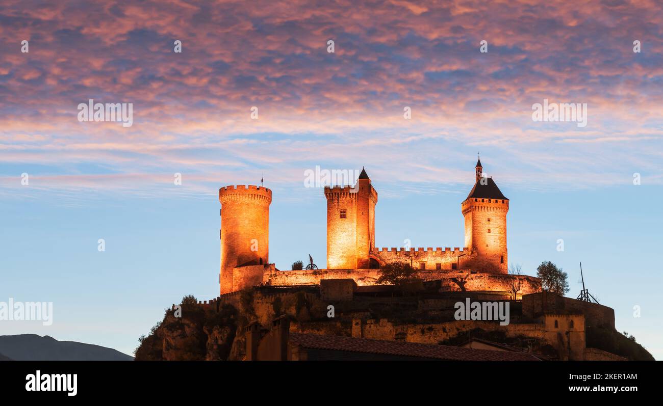 Magnifique château médiéval de Foix illuminé la nuit, en Ariège, Occitanie, France Banque D'Images