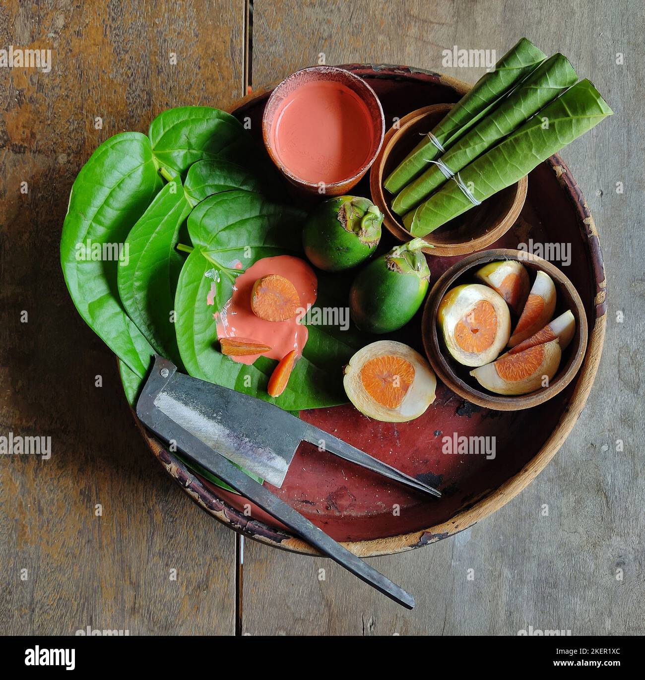 Ensemble de citron vert et de noix de bétel rouge, en-cas folklorique thaïlandais Banque D'Images