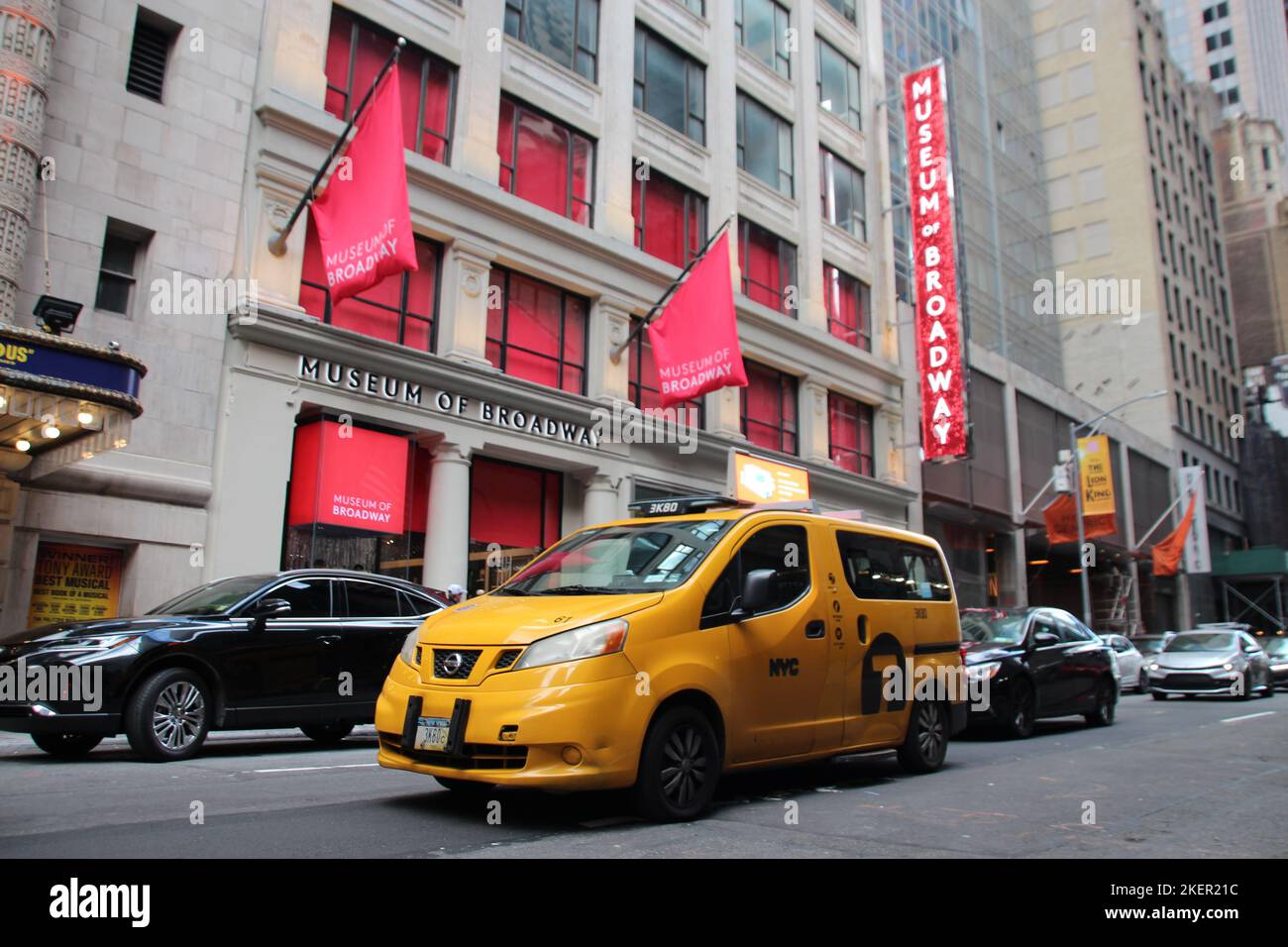 New York, États-Unis. 13th novembre 2022. Voitures garées devant le « Musée de Broadway ». Le musée ouvrira mardi, 15 novembre 2022. Ce sera le premier musée permanent dédié à l'histoire et à l'art légendaire des comédies musicales, pièces de théâtre et de Broadway. Credit: Christina Horsten/dpa/Alay Live News Banque D'Images