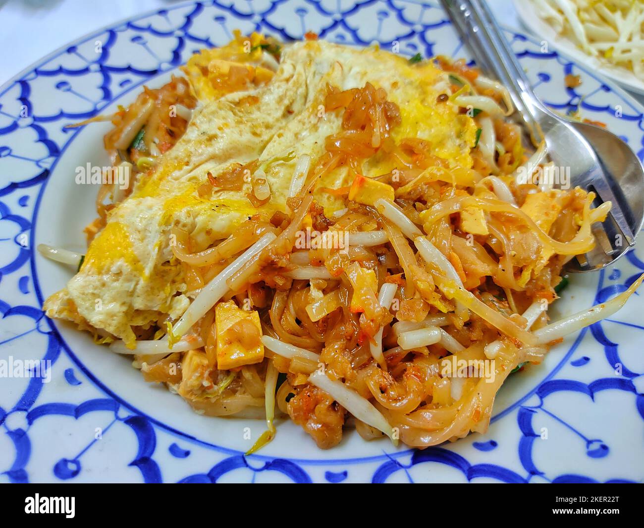PAD thai, nouilles de riz sautées, cuisine thaïlandaise dans une assiette en porcelaine Banque D'Images
