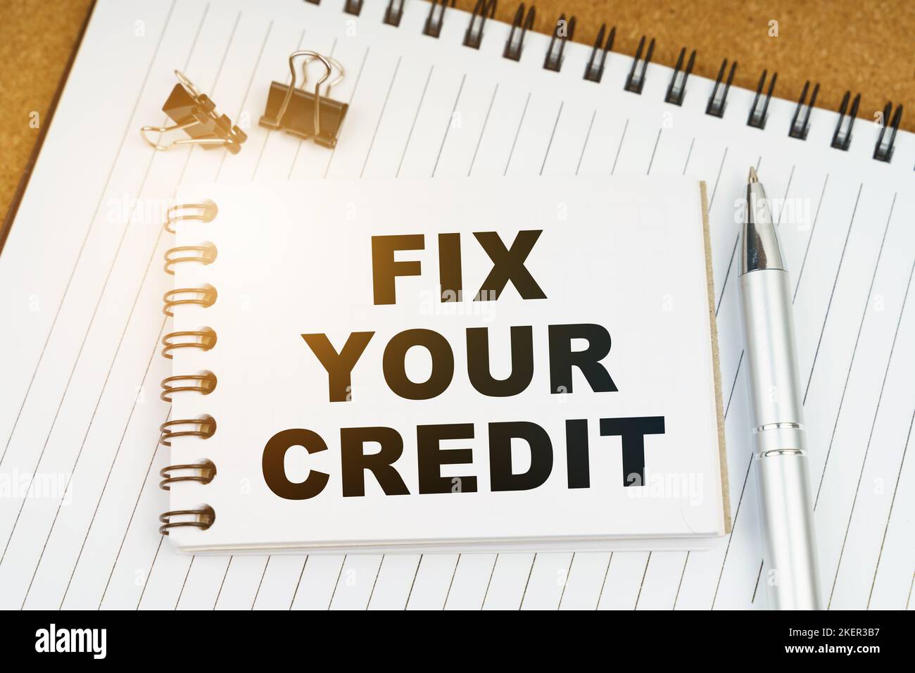 Fixez votre écriteau de crédit avec un arrière-plan urbain Banque D'Images