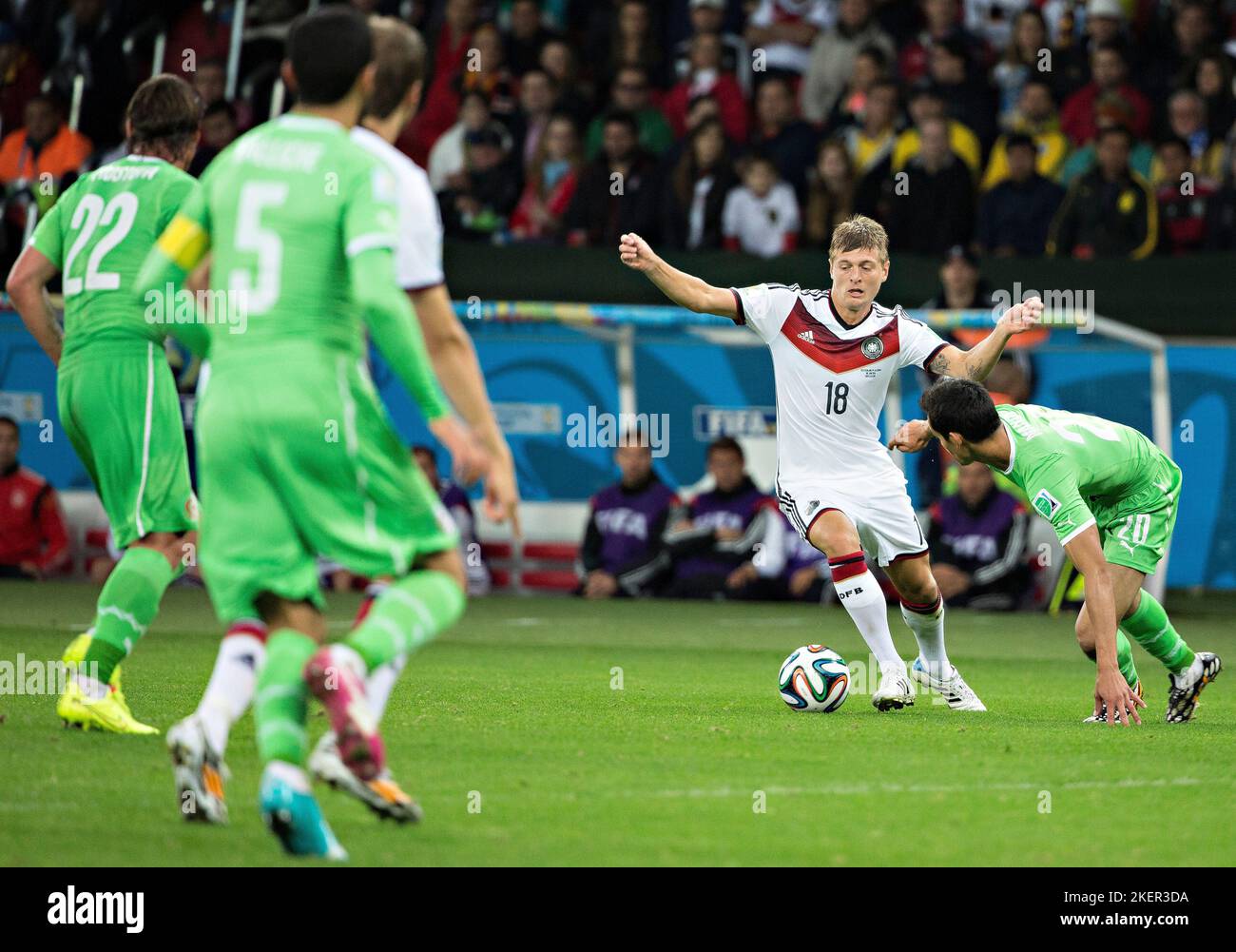 Porto Alegre, 30.06.2014, Estadio Beira-Rio Toni Kroos (Deutschland), Aissa Mandi (Algerien) Deutschland - Algerien Copyright (nur fŸr journalistische Banque D'Images