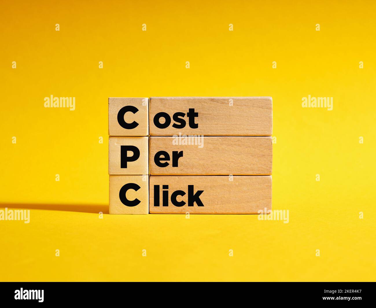Cubes en bois avec l'abréviation CPC coût par clic. Concept d'entreprise. Banque D'Images