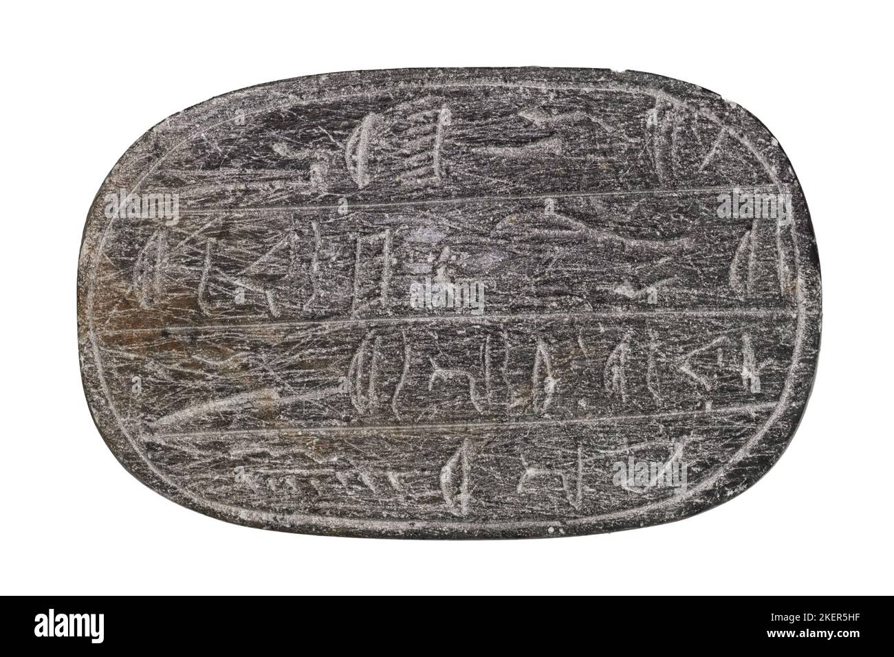 scarabée de pierre égyptienne avec hiéroglyphes isolés sur blanc Banque D'Images