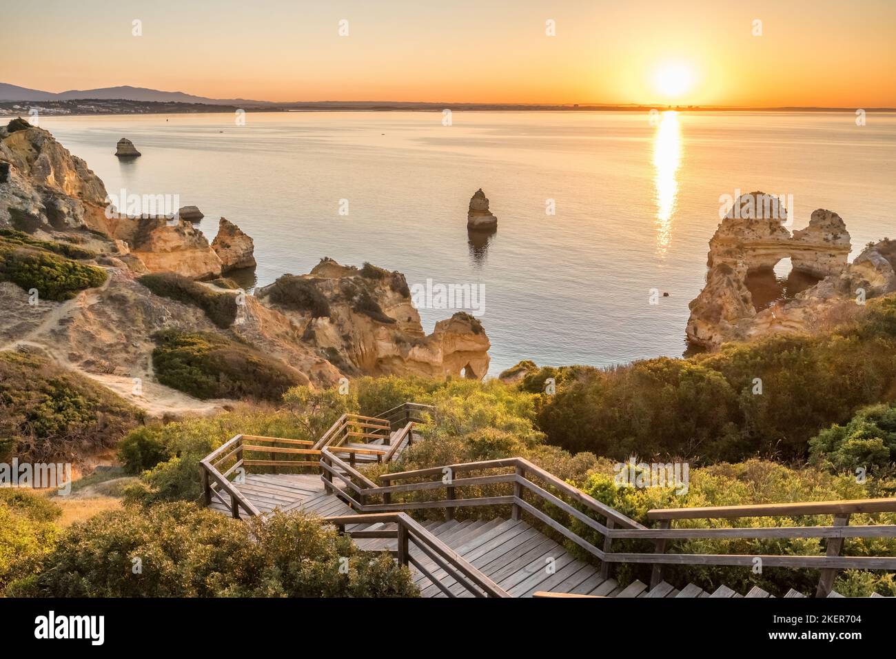 Plage de Praia do Camilo au lever du soleil près de la ville de Lagos, province de l'Algarve, Portugal. Banque D'Images