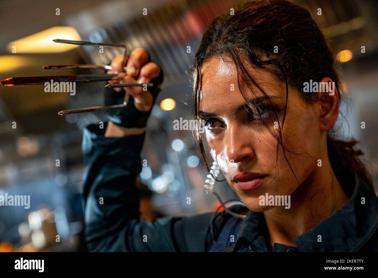 ADRIA ARJONA DANS LE MÉTRO (2016). Crédit : Sony Pictures Television / Album Banque D'Images