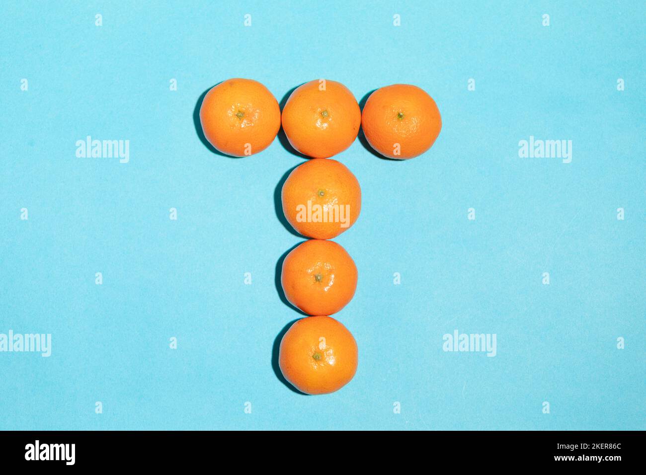 Mandarines naturelles juteuses formant la lettre T. Banque D'Images