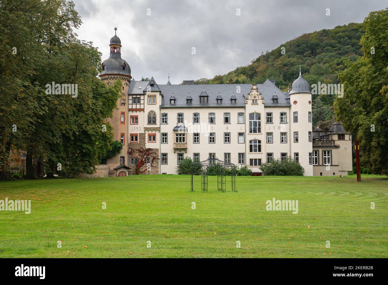 ANDERNACH, ALLEMAGNE - 27 SEPTEMBRE 2021 : château de names près d'Andernach pendant la saison d'automne contre ciel nuageux sur 27 septembre 2021 en Rhénanie-P Banque D'Images