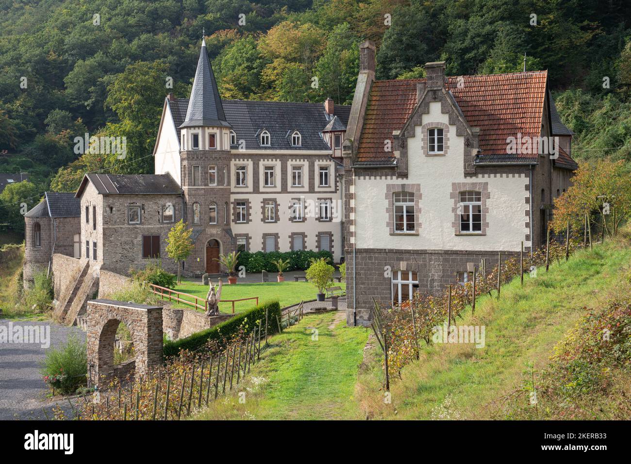 BROHL, ALLEMAGNE - 27 SEPTEMBRE 2021 : château de Brohleck près d'Andernach pendant la saison d'automne sur 27 septembre 2021 en Rhénanie-Palatinat, Allemagne Banque D'Images