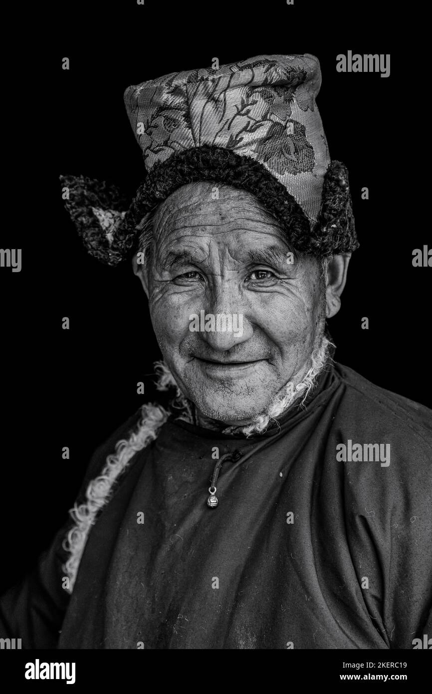 Homme âgé en vêtements ladakhi traditionnels, Monastère de Spilituk (Gompa), district de Leh, Ladakh, Inde Banque D'Images