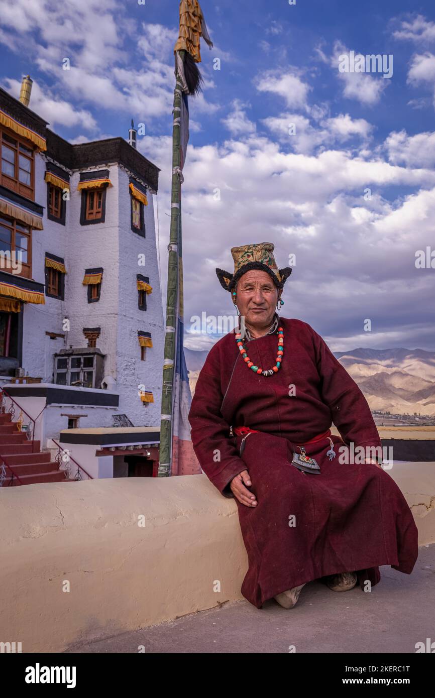 Homme âgé en vêtements ladakhi traditionnels, Monastère de Spilituk (Gompa), district de Leh, Ladakh, Inde Banque D'Images