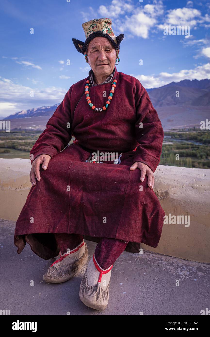 Homme âgé en vêtements ladakhi traditionnels, Monastère de Spilituk (Gompa), district de Leh, Ladakh, Inde Banque D'Images