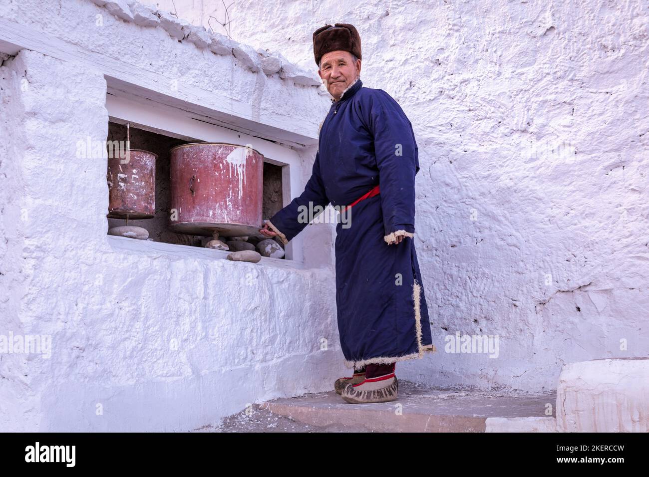 Homme âgé en vêtements ladakhi traditionnels, Monastère de Spilituk (Gompa), district de Leh, Ladakh, Inde Banque D'Images
