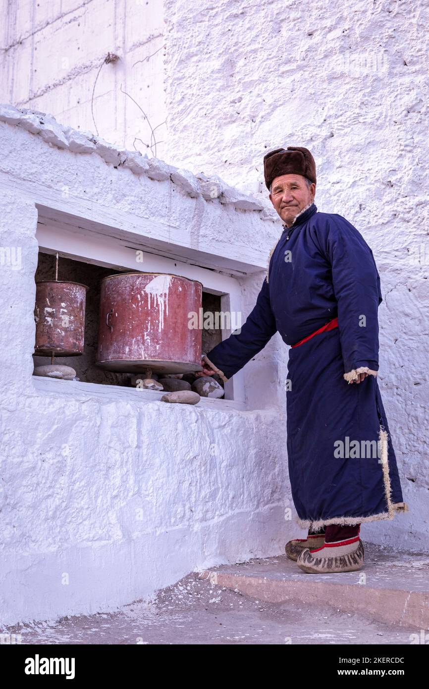 Homme âgé en vêtements ladakhi traditionnels, Monastère de Spilituk (Gompa), district de Leh, Ladakh, Inde Banque D'Images