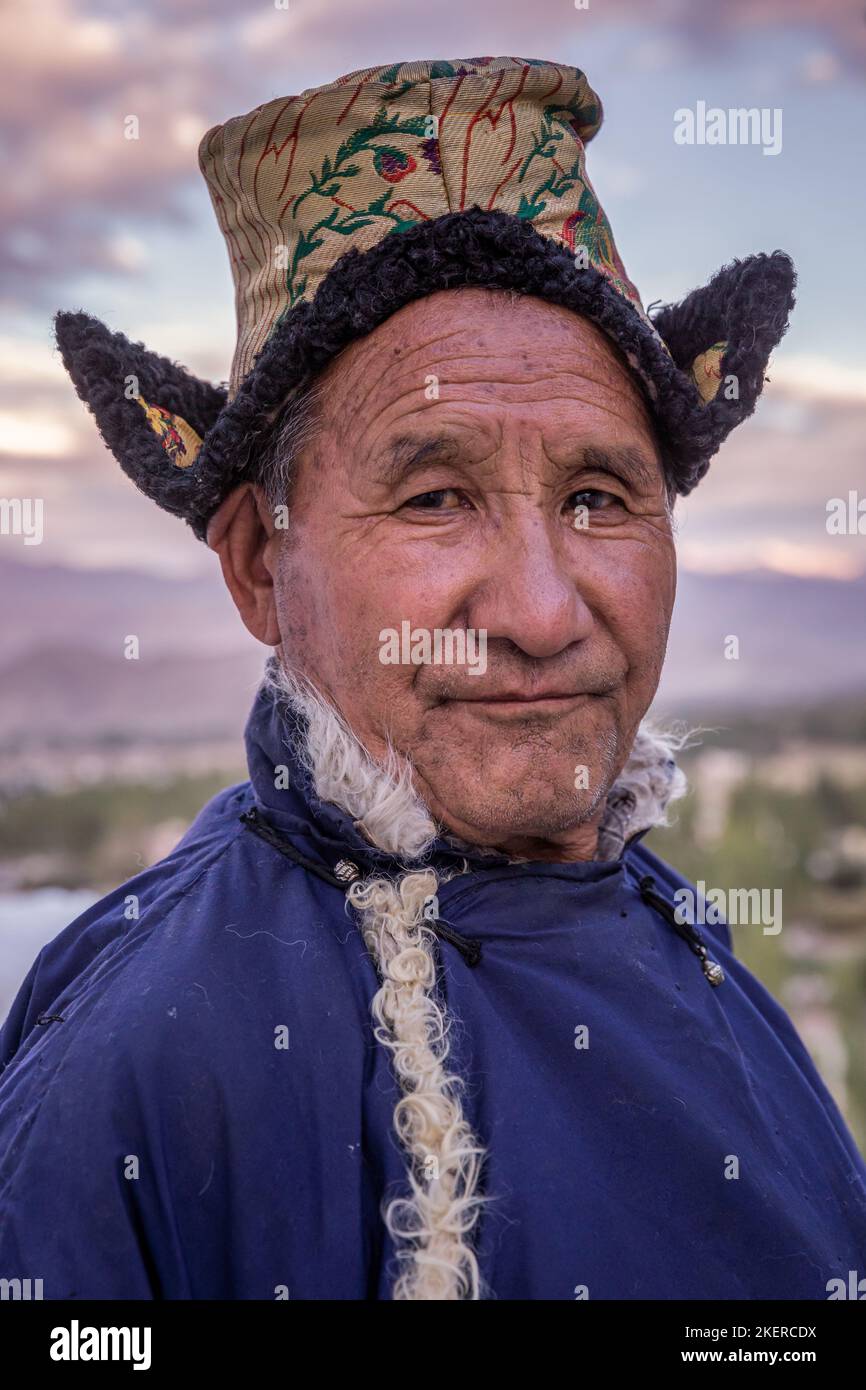 Homme âgé en vêtements ladakhi traditionnels, Monastère de Spilituk (Gompa), district de Leh, Ladakh, Inde Banque D'Images