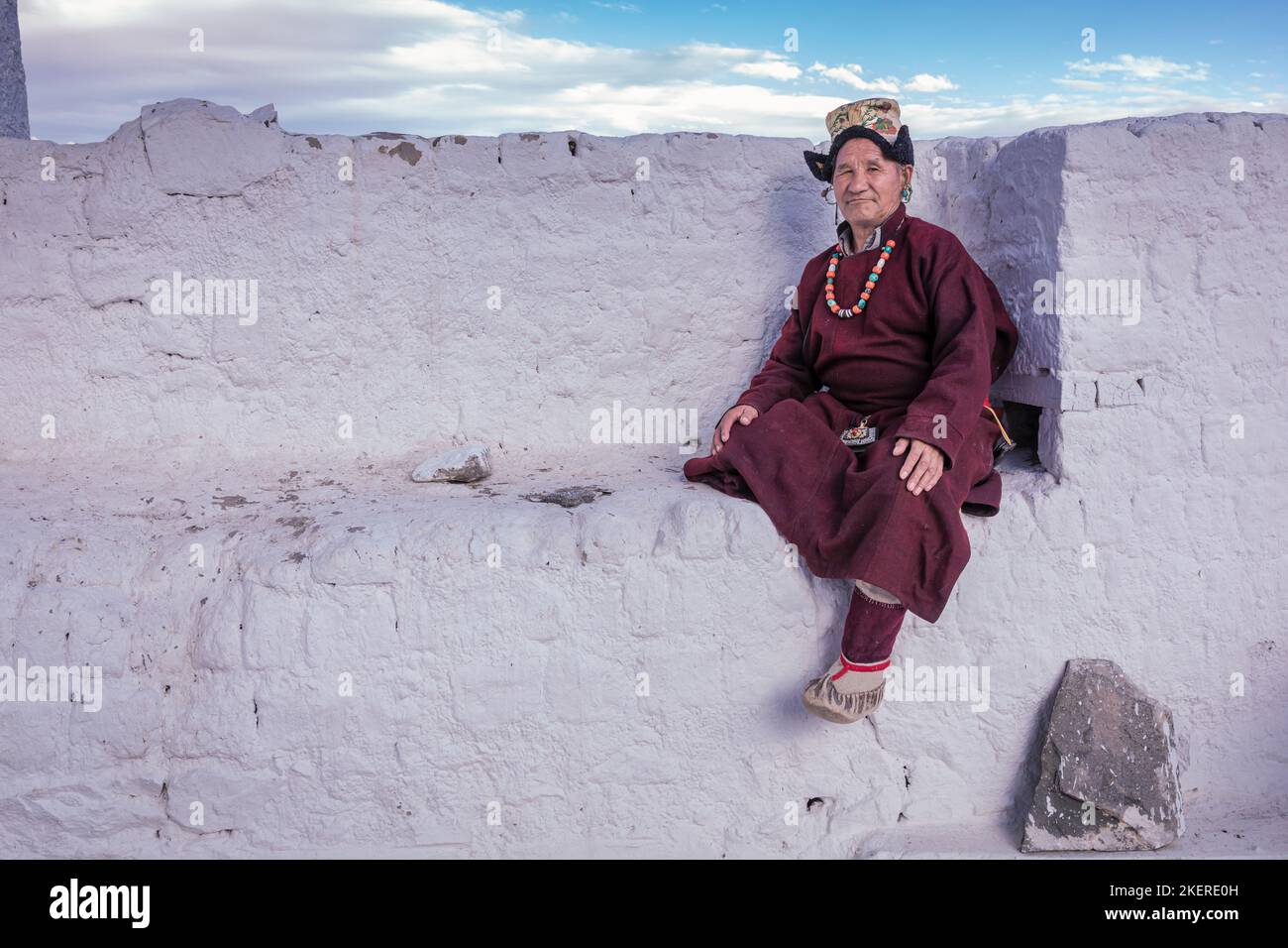 Homme âgé en vêtements ladakhi traditionnels, Monastère de Spilituk (Gompa), district de Leh, Ladakh, Inde Banque D'Images