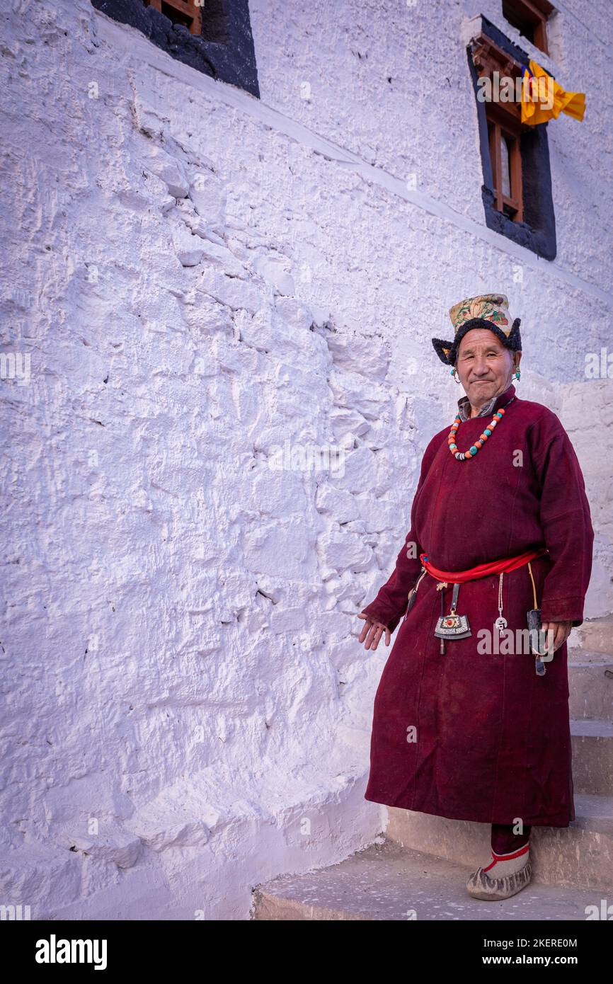 Homme âgé en vêtements ladakhi traditionnels, Monastère de Spilituk (Gompa), district de Leh, Ladakh, Inde Banque D'Images