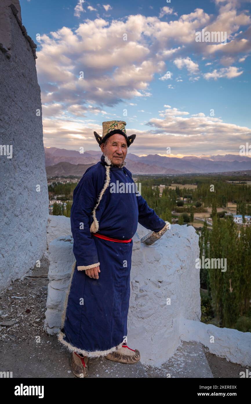 Homme âgé en vêtements ladakhi traditionnels, Monastère de Spilituk (Gompa), district de Leh, Ladakh, Inde Banque D'Images
