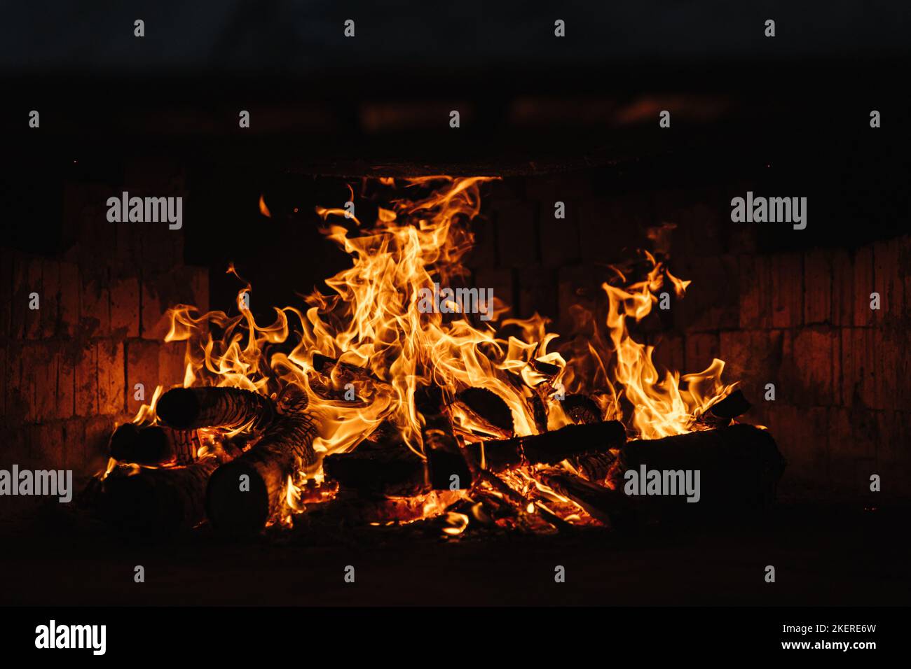 Magnifique feu de bois sous le bain à remous en fer forgé avec bain à remous en hiver Banque D'Images