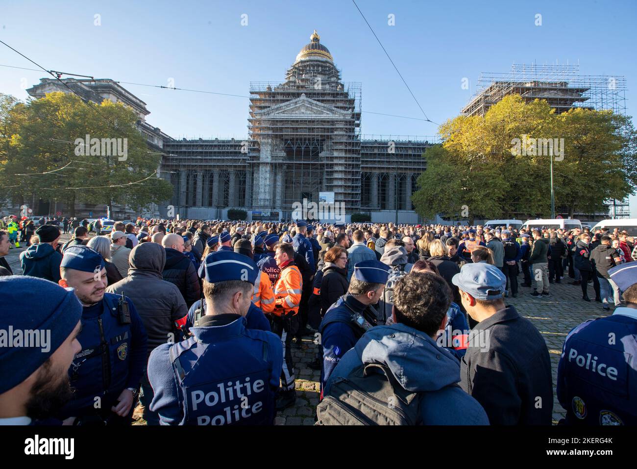 L'illustration montre un hommage à Thomas Monjoie, le policier de 29 ans qui a été poignardé et tué jeudi dernier, organisé par la zone de police Bruno le lundi 14 novembre 2022 à Bruxelles. Sur 10 novembre, un homme a arrêté une patrouille de police et poignardé deux officiers dans le quartier Nord. Un policier est mort, un autre s'est blessé. BELGA PHOTO NICOLAS MATERLINCK Banque D'Images