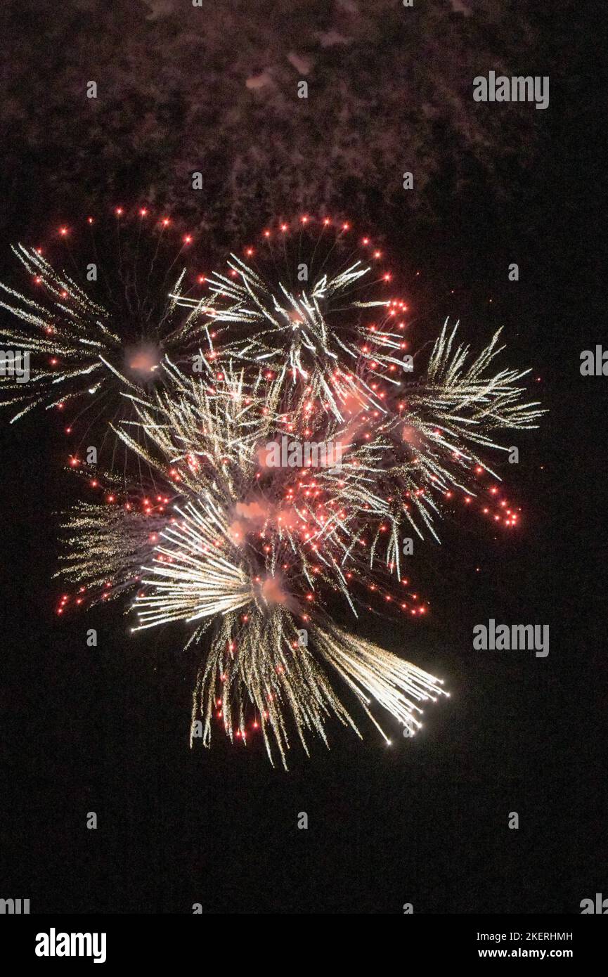 Les feux d'artifice affichent la forme du cœur en noir avec espace de copie. Arrière-plan pyrotechnique pour carte de voeux fête poster, Banque D'Images