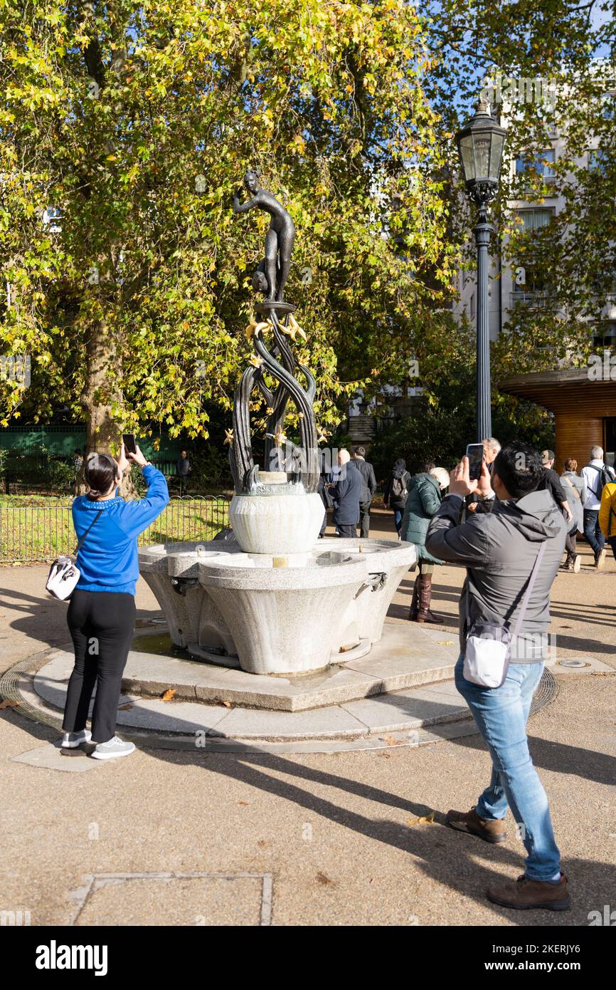 Diana Fountain - une statue de Diana (également Diana des Treetops) - photographiée par des touristes avec des téléphones à l'entrée de Green Park, Londres Banque D'Images
