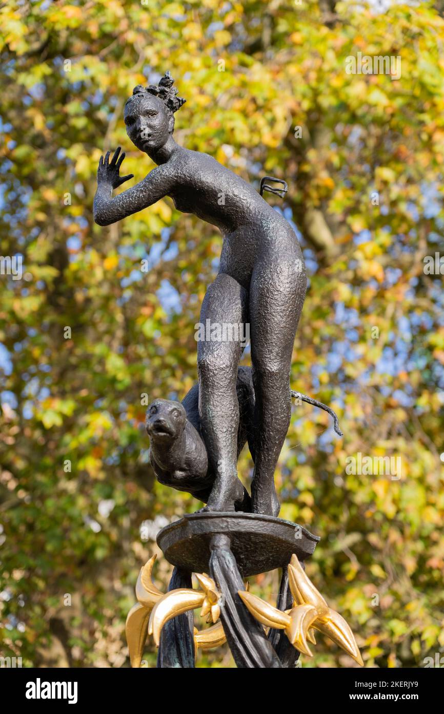 Diana Fountain - une statue de Diana (également Diana des Treetops) par Estcourt J Clack - Déesse de la chasse - à l'entrée de Green Park, Londres Banque D'Images