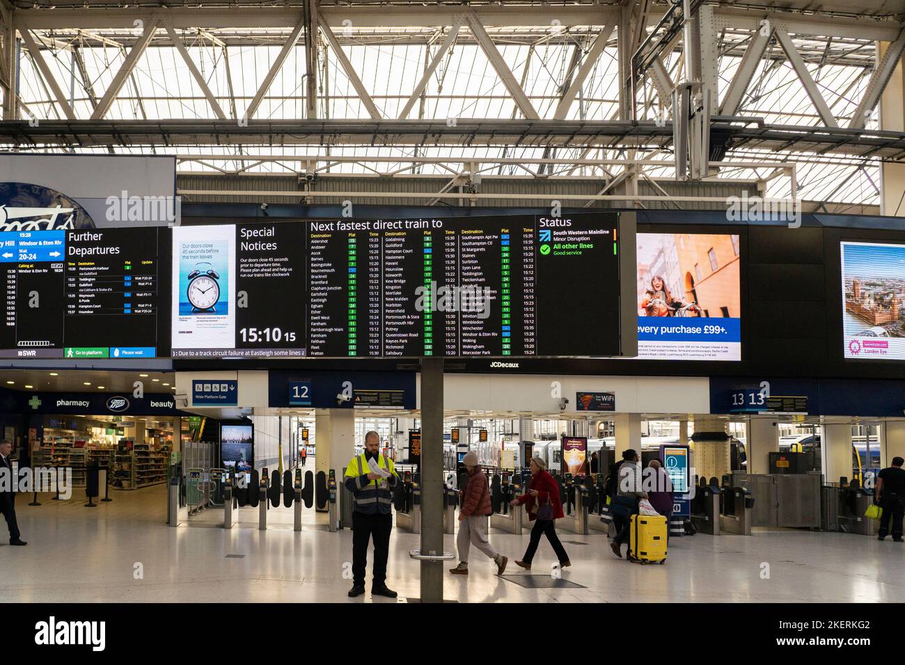 Panneau de départ avec temps de train en direct montrant les trains les plus rapides vers diverses destinations et le train à la gare de Waterloo. Londres, Angleterre Banque D'Images