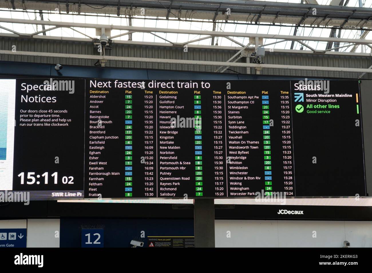 Panneau de départ avec temps de train en direct montrant les trains les plus rapides vers diverses destinations et le train à la gare de Waterloo. Londres, Angleterre Banque D'Images