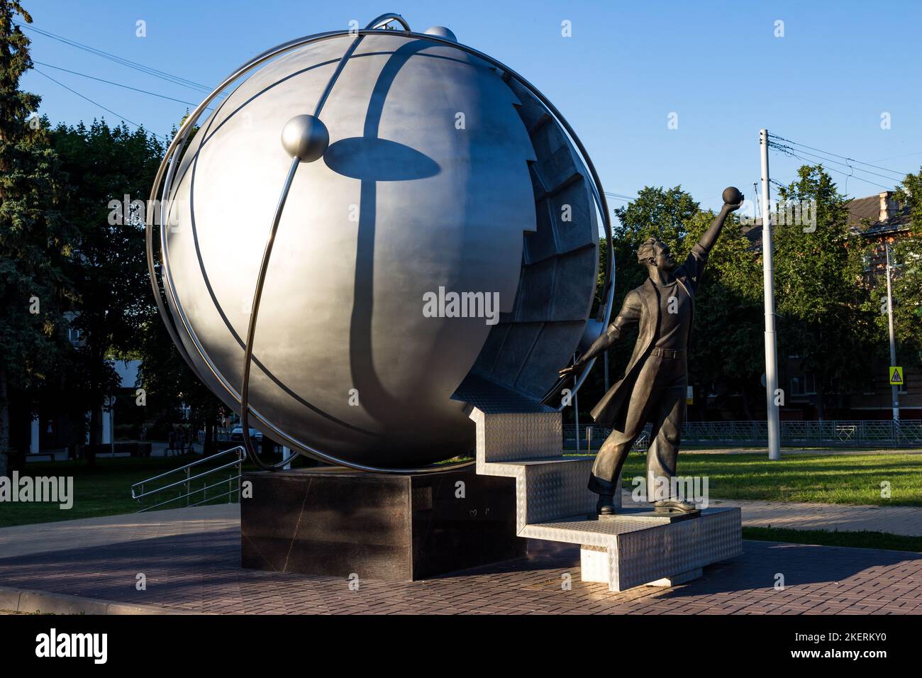 Composition sculpturale en l'honneur des pionniers de l'énergie nucléaire dans la ville d'Obninsk, Russie - juillet 2021 Banque D'Images